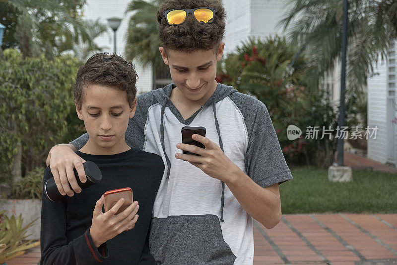 青少年与智能手机