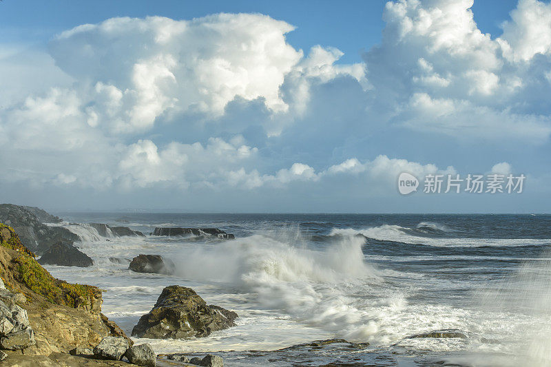 加利福尼亚海岸附近汹涌的海浪