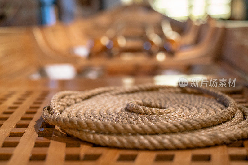 木甲板上的一卷绳子