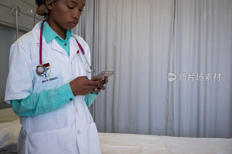 一个非洲医科学生在用手机