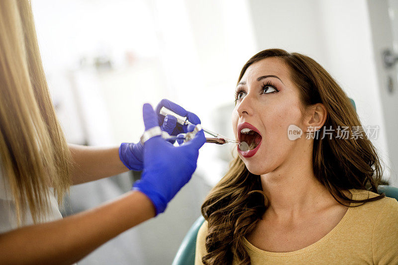 一名年轻女子在牙科诊所接受牙齿检查