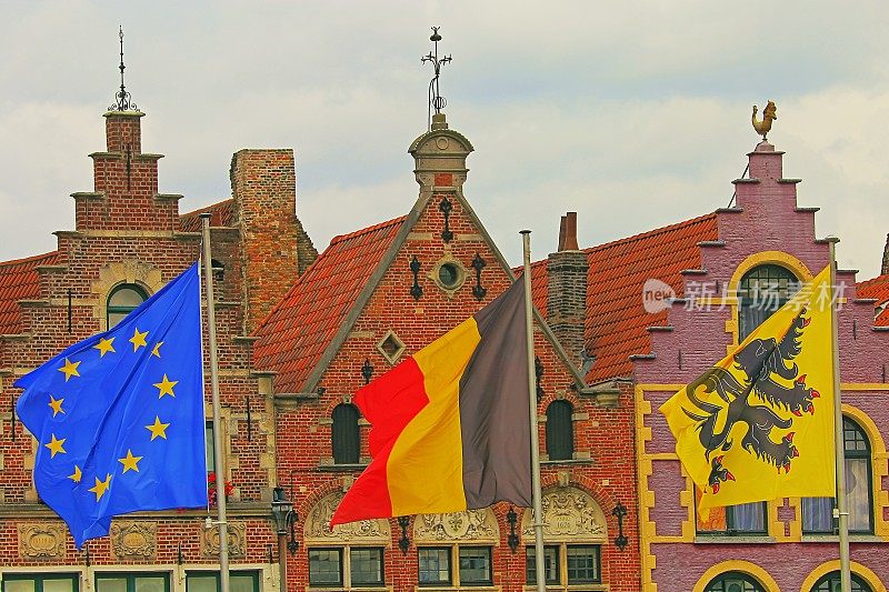 比利时和欧洲的旗帜飘扬在比利时的集镇-中世纪的旧镇