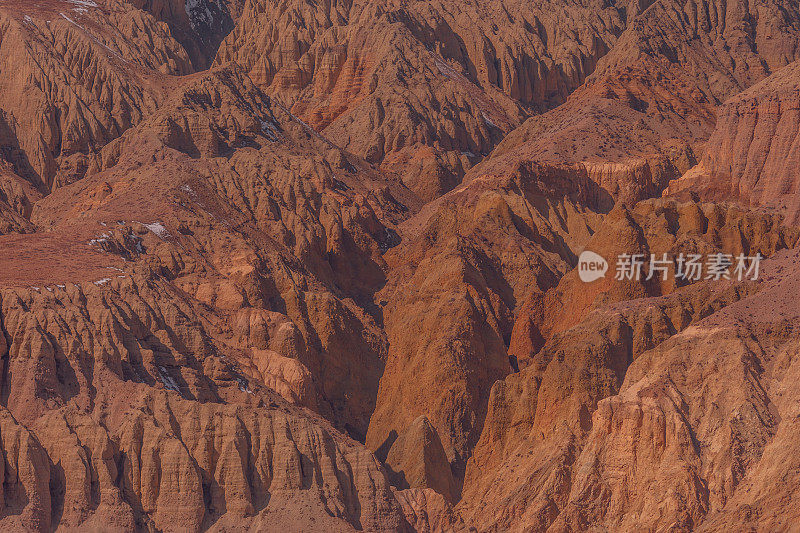 干旱红橙色砂石岩形成的河谷，Mustang，喜马拉雅山，卡格贝尼，卡利甘达基