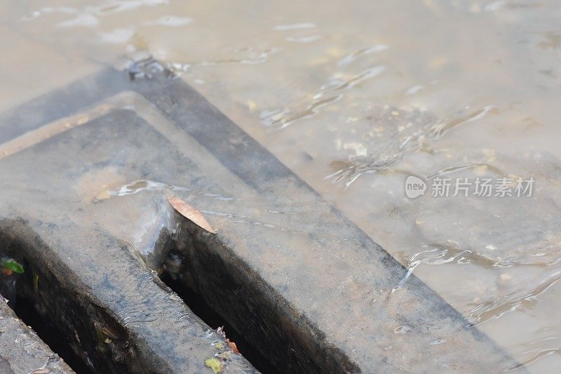 雨中的污水