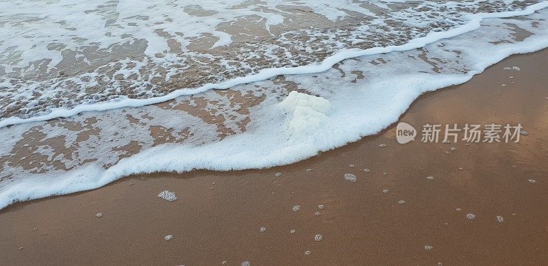 沙滩上的海水泡沫