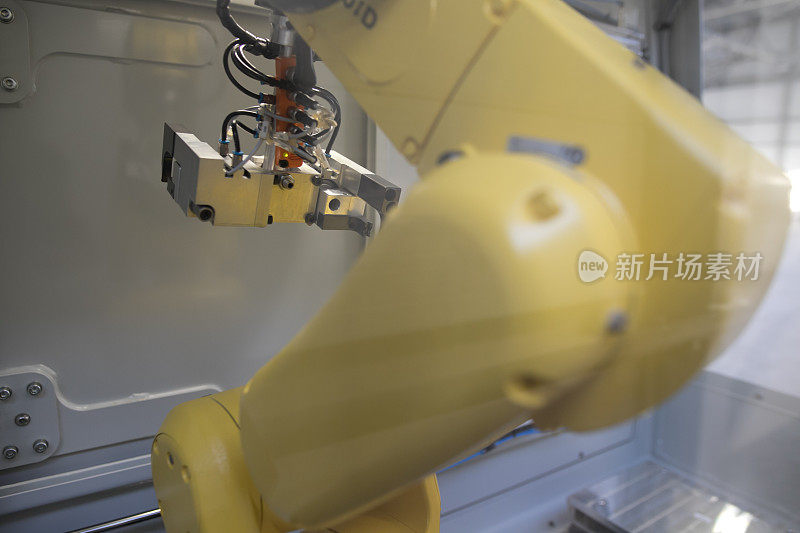 经理工程师检查和控制自动化机器人手臂机器在智能工厂工业上的实时监控系统软件。焊接机器人和数字化制造业务。