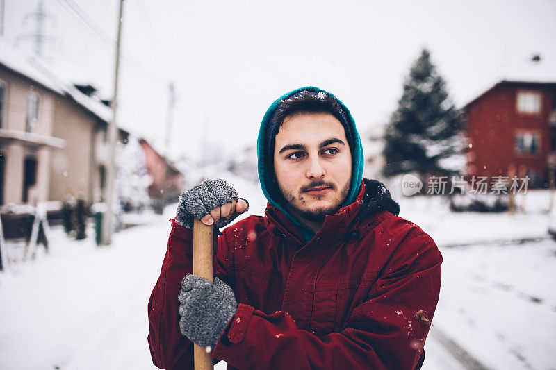 男人准备好清扫积雪了