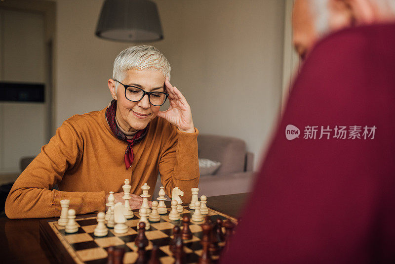 下棋时女人在沉思