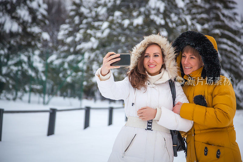 女人在雪地上自拍