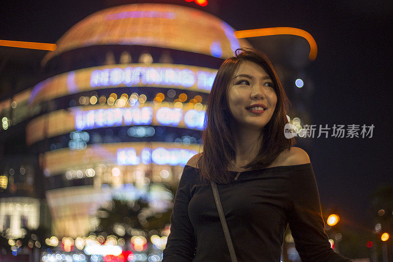 年轻的亚洲女人享受吉隆坡市中心的夜景