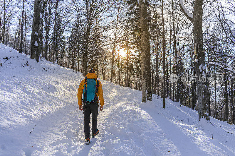 一个人在雪地里徒步旅行