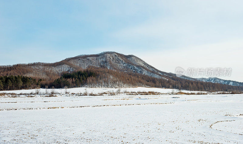 冬季农田和山区