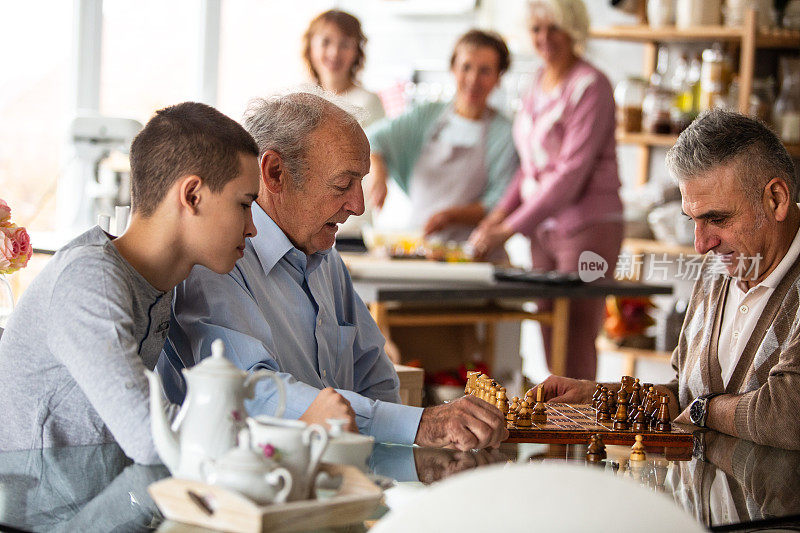 老人和孙子下棋