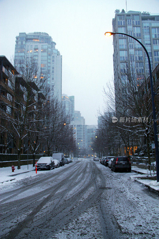 雪覆盖了街道