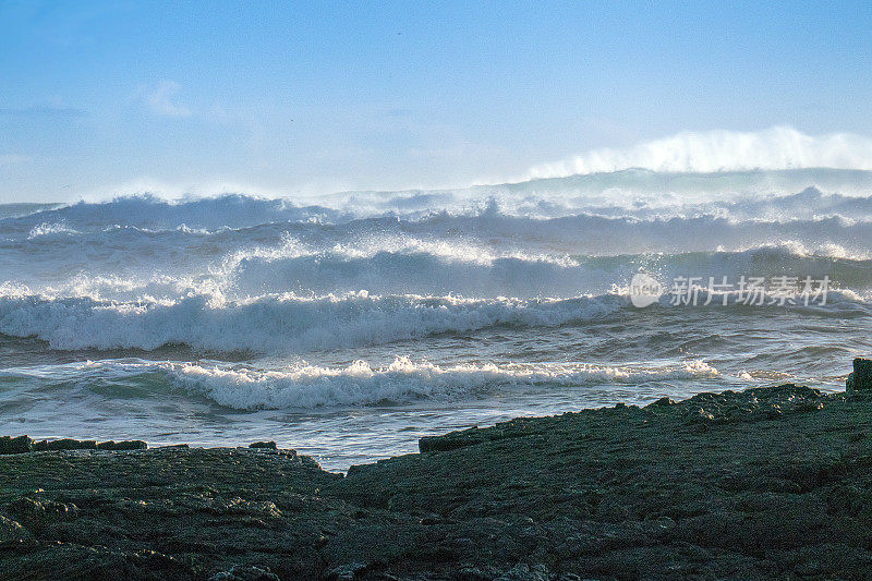 风大浪急的海面