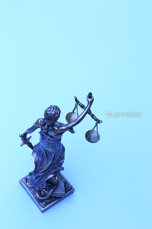 蓝色背景下的正义女神雕像