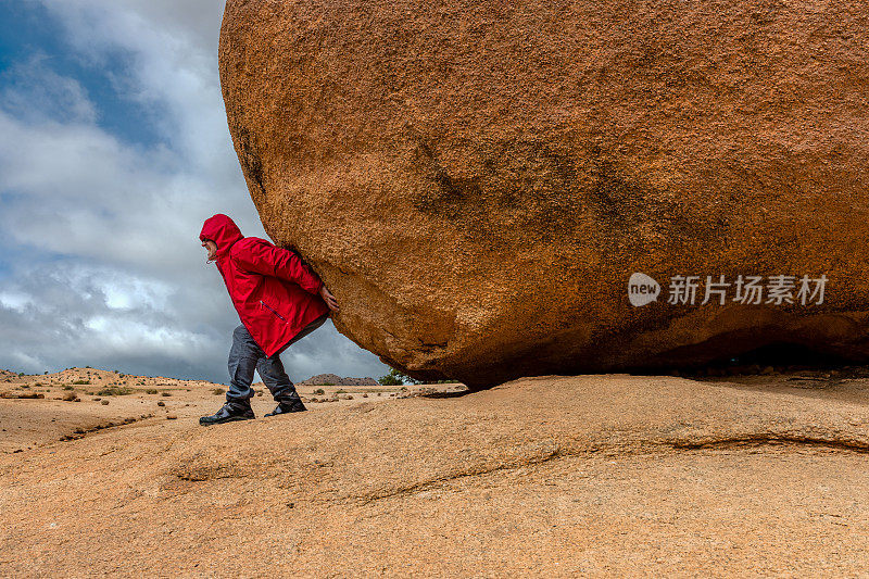 北非摩洛哥反阿特拉斯山脉的Tafraoute，男性在棕色的岩石上猛冲