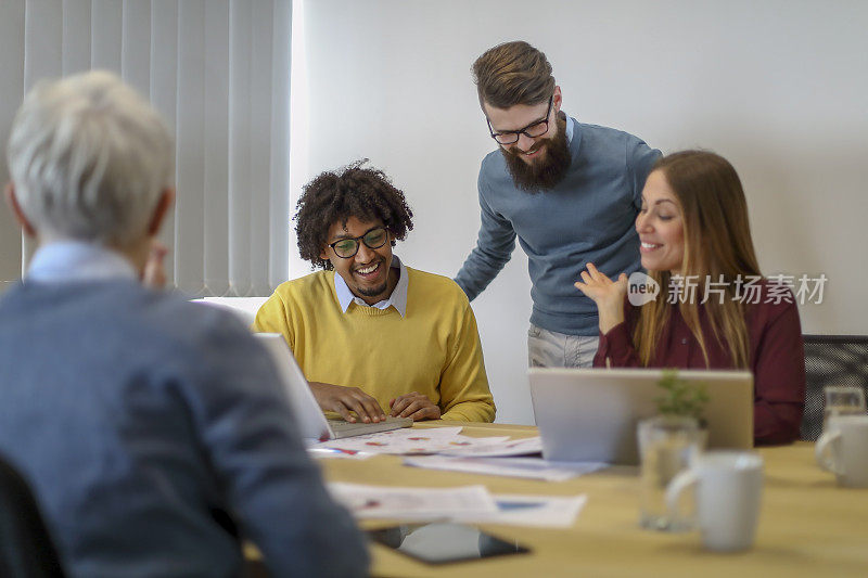 在会议上，美丽、微笑和年轻的同事们正在做介绍