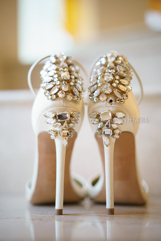 闪亮的婚礼高跟鞋