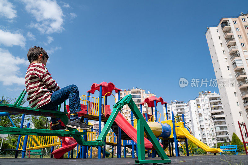 顽皮的小男孩在操场上玩