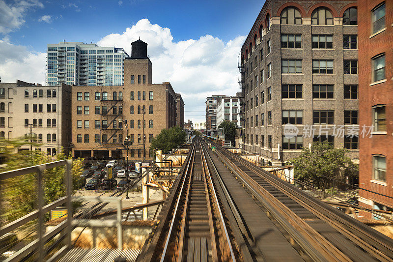 美国伊利诺斯州芝加哥市一座桥上的高架火车