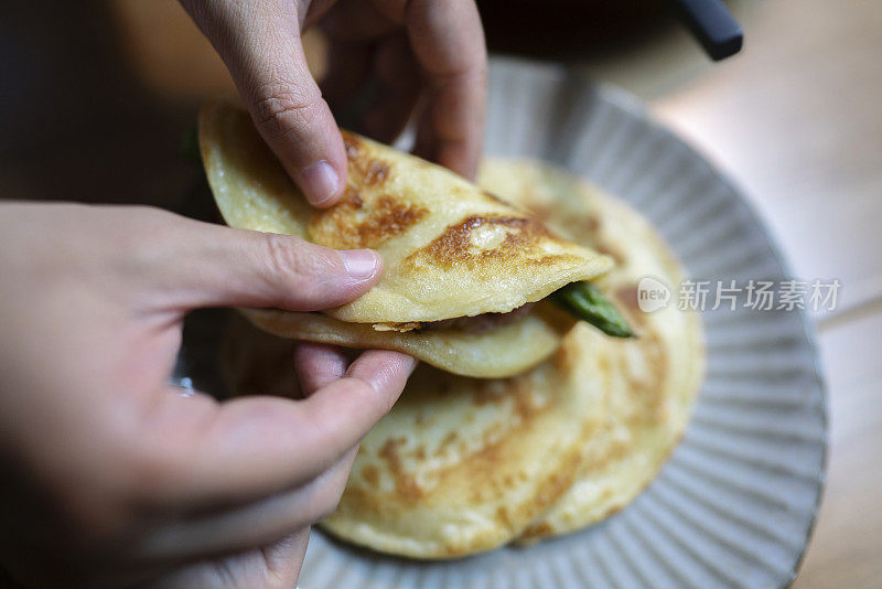 自制煎饼，夹培根，芦笋和煎蛋