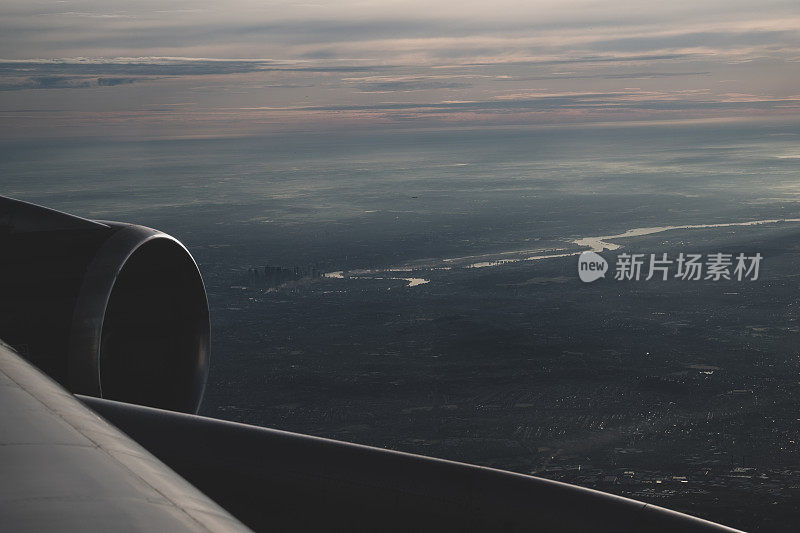 从一架波音747-400飞机上俯瞰伦敦和泰晤士河