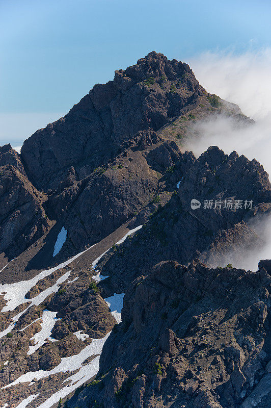 云海之上的山峰