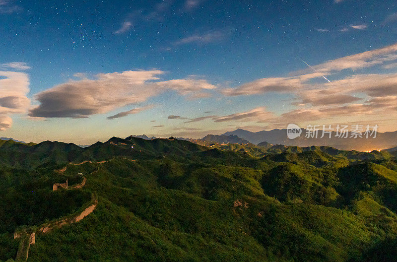 英仙座流星雨经过中国古老的盘龙山长城