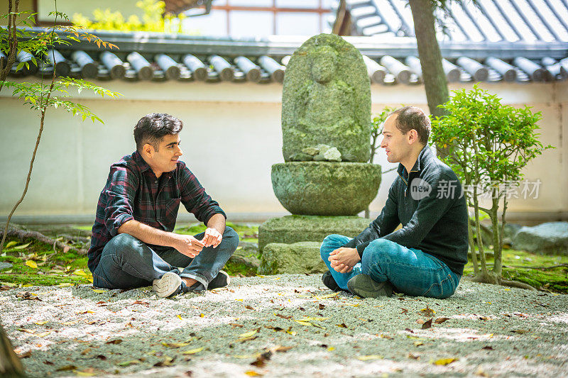 两个微笑的男人在寺庙里放松