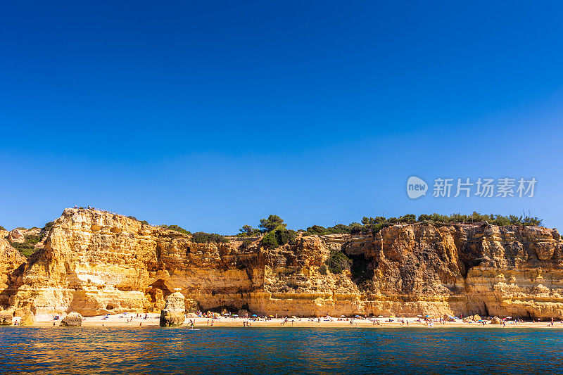 沿着葡萄牙阿尔加维海岸的戏剧性的悬崖和海洞