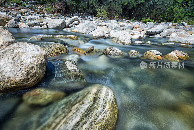 河床上的卵石，水面模糊不清