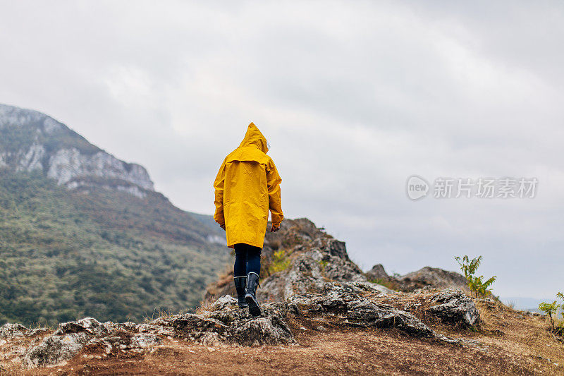 下雨天独自徒步的女士