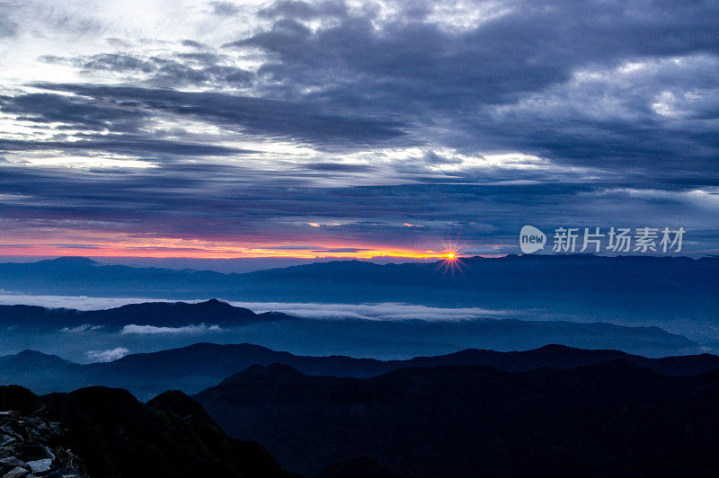 山梨县南阿尔卑斯基塔山的日落