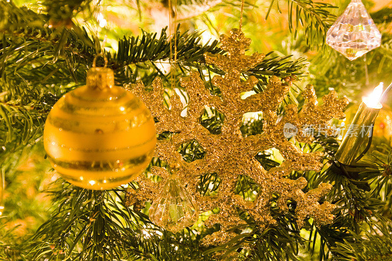 圣诞树上的金色雪花和玻璃锥