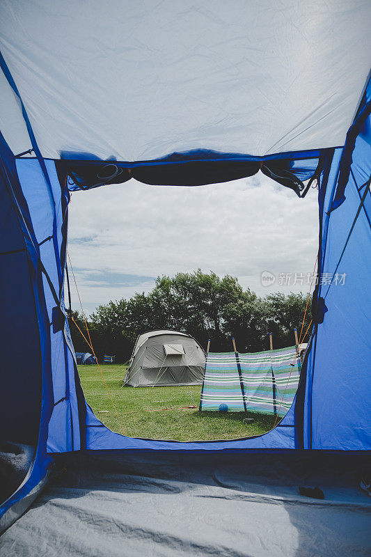 英国多塞特的一个露营帐篷内的营地景色。