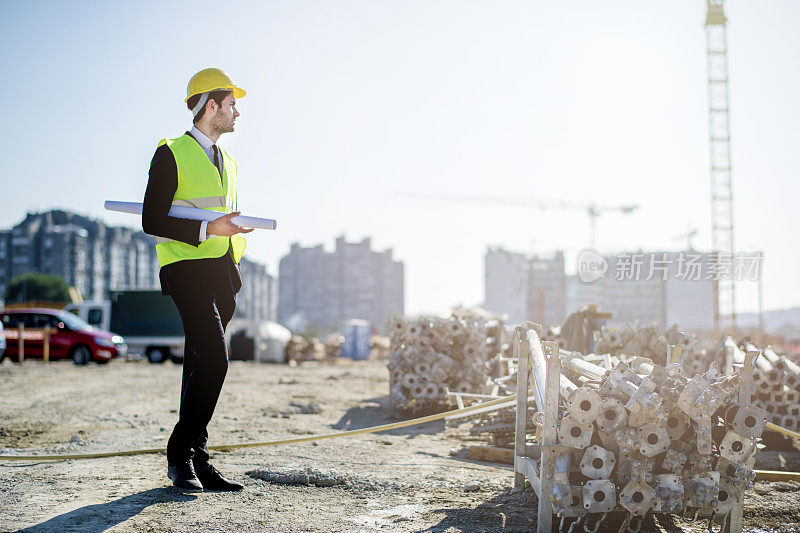 专业工程师建筑工人戴安全帽和图纸施工现场