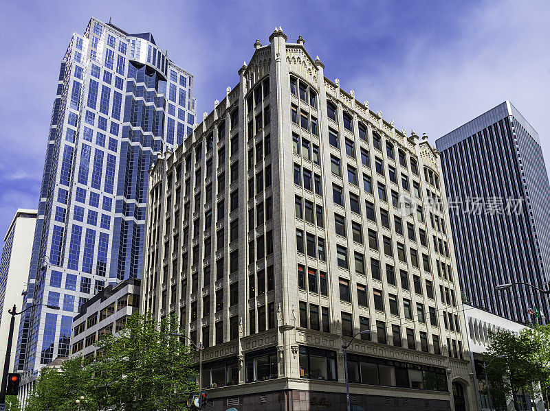 在华盛顿西雅图市中心，现代和传统的高层建筑很好地结合在一起