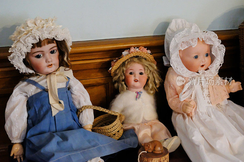 三个维多利亚时代的娃娃