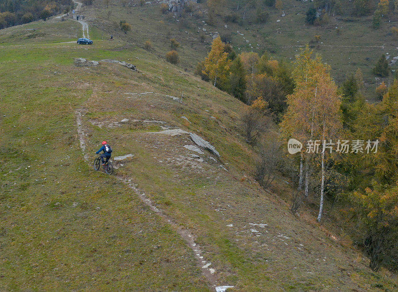 山地车穿越草地的鸟瞰图