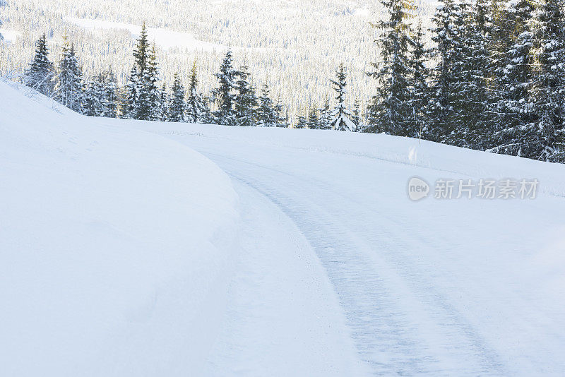 挪威冬季山区的乡村公路