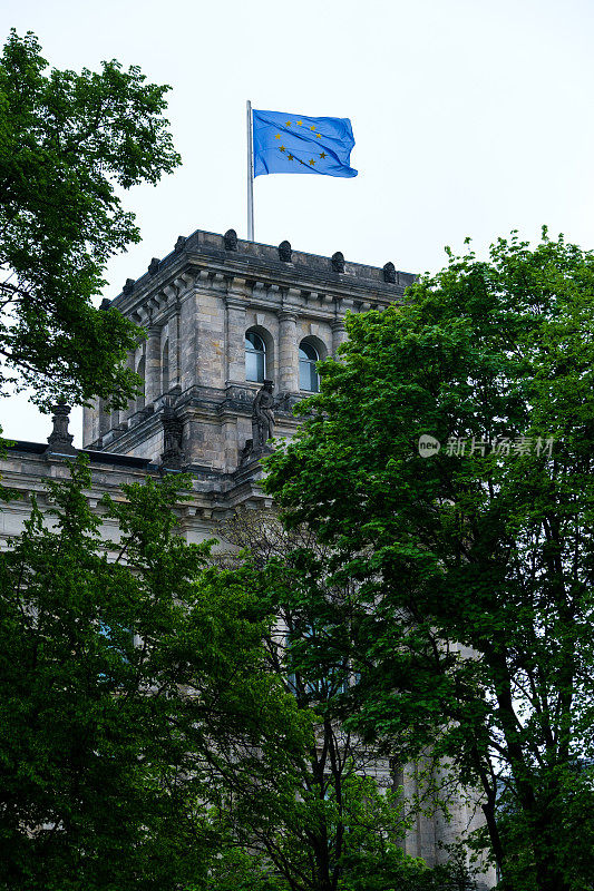 柏林国会大厦上的欧盟旗帜。