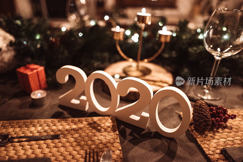 用2020年新年数字装饰的圣诞桌子