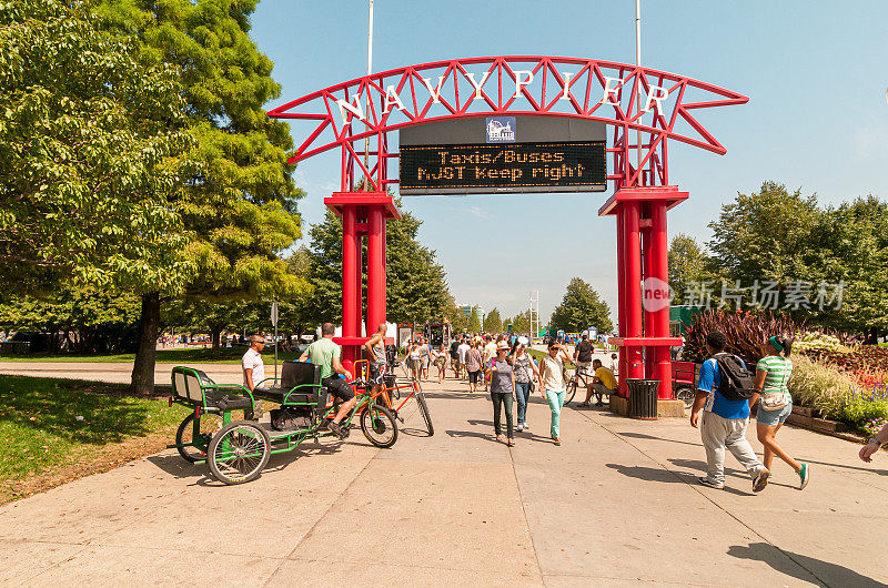 游客在海军码头公园的入口处，是芝加哥游客的热门目的地。