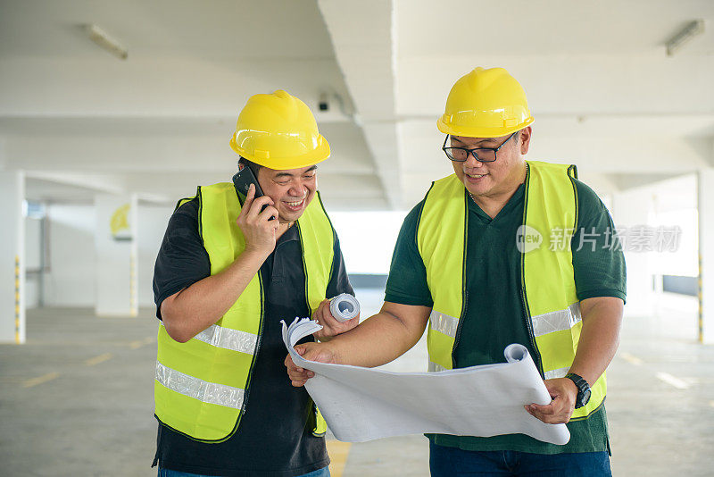 建筑工地的亚洲建筑师