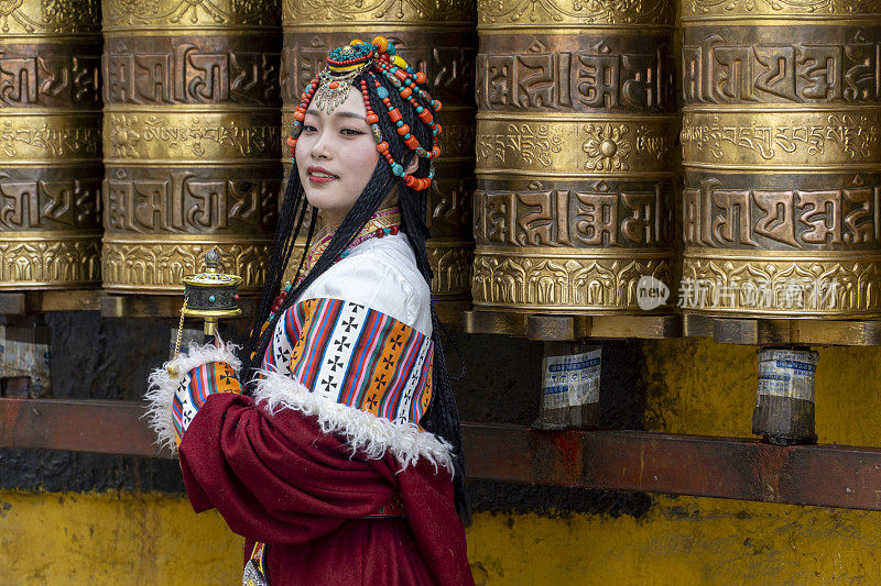 6月27日，中国西藏拉萨城关区，美丽的化妆少女身着藏族传统服饰，佩戴藏族传统珠宝