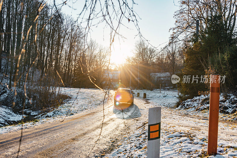 冬天的乡村道路上覆盖着冰