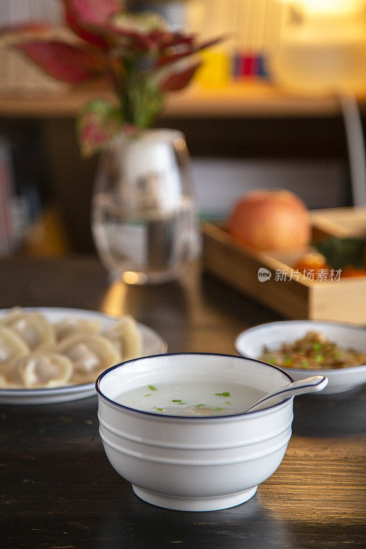 中式早餐:蒸饺子和肉粥
