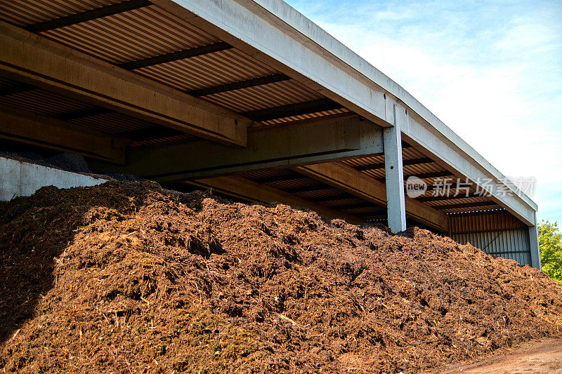 堆肥厂的堆肥土堆。堆肥和堆肥土壤作为堆肥堆。变成了有机肥料的园地。