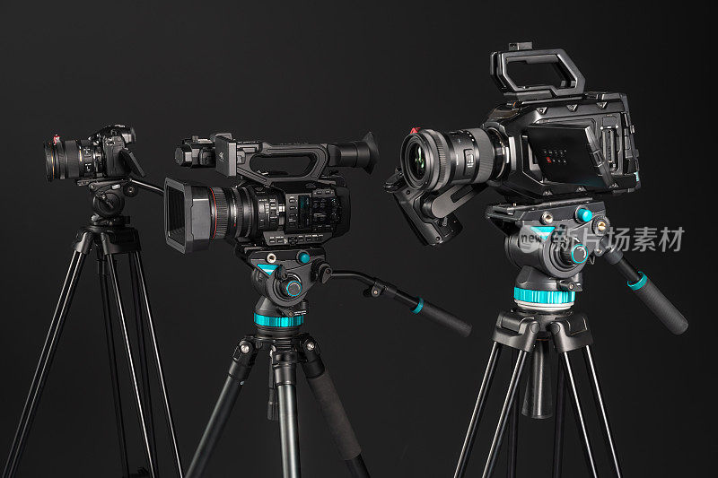 三种类型的录影电影相机在黑色背景下，侧视图